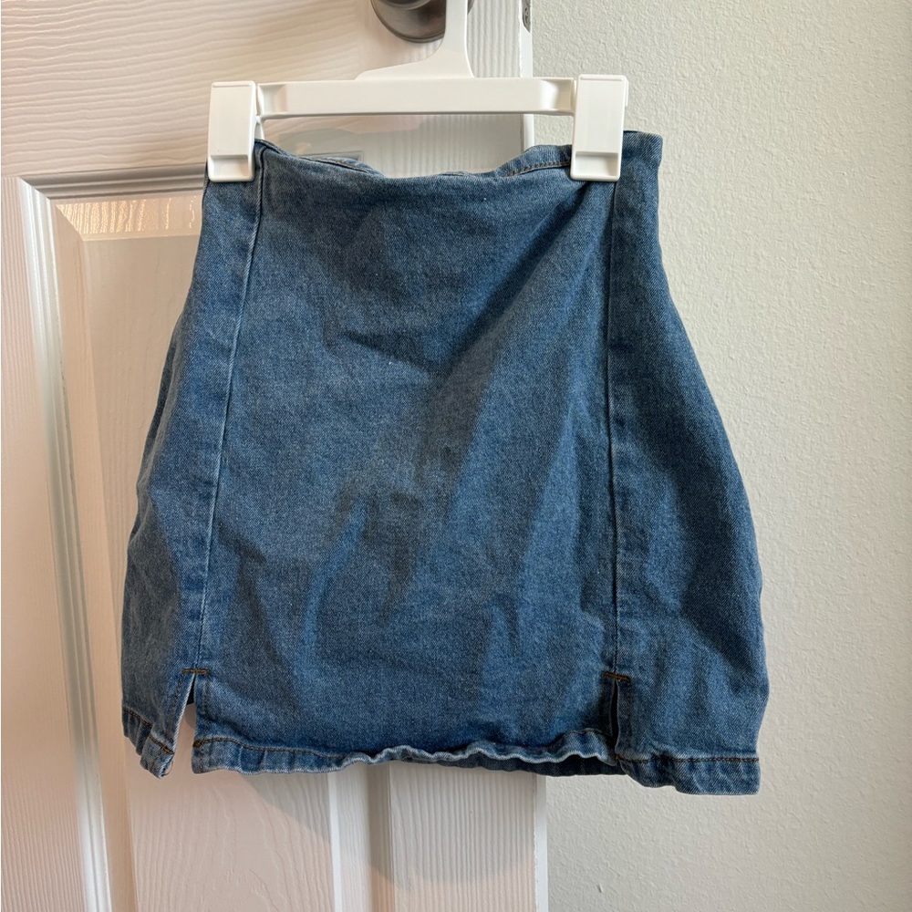 J Galt denim mini skirt
Women’s Small- 11.75 inch waist. 15 inch length